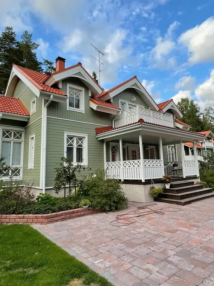 Vihreäksi maalattu omakotitalo valkoisine koristelistoineen – Maalauskulma