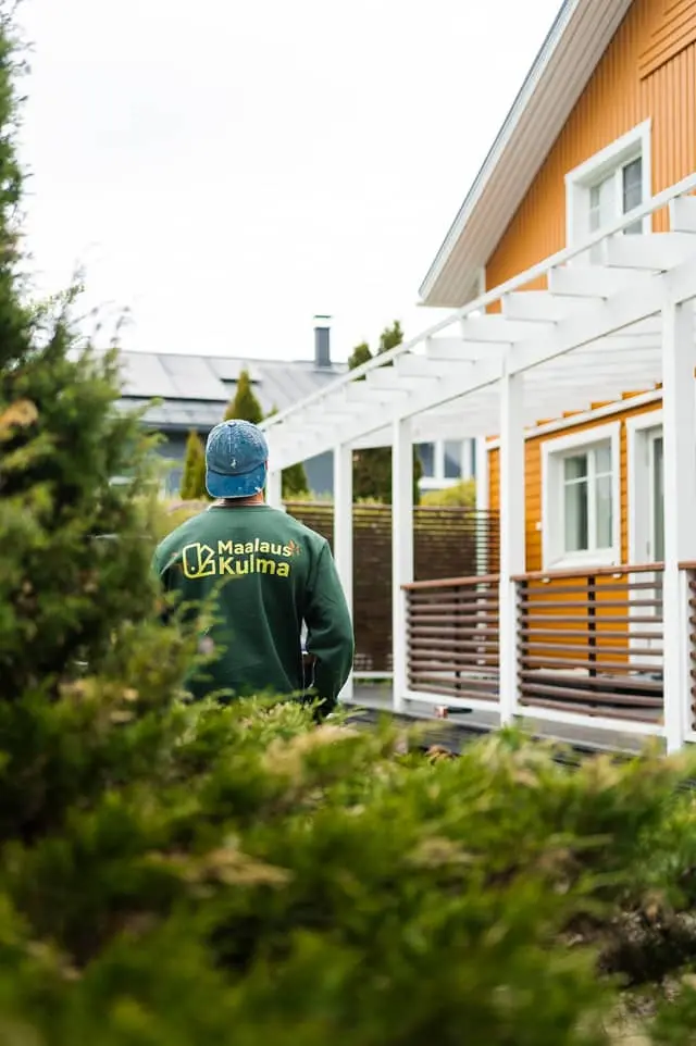 Puutalon maalaus Vantaalla – Maalauskulman maalari Eeli työmaalla