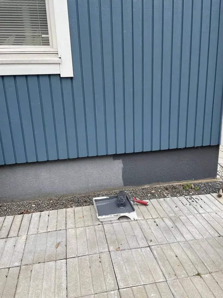 Sokkelin maalaus kesken: vanha ja uusi sokkelimaali rinnakkain – Maalauskulma